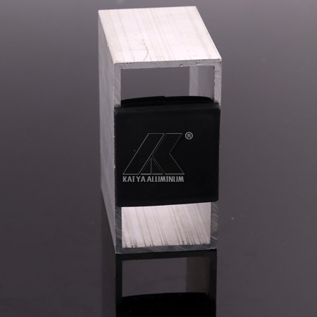 De vierkante Profielen van de Aluminiumuitdrijving, Molen beëindigen Aluminium met Plastic Toebehoren